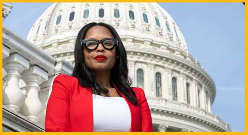 VCU alumna Sesha Joi Moon, Ph.D., and her family have established the Dr. Sesha Joi Moon Endowed Scholarship to support students in the fields of African American studies, government, and public affairs. Moon, who serves as chief diversity officer at the U.S. House of Representatives, credits VCU with launching her career.