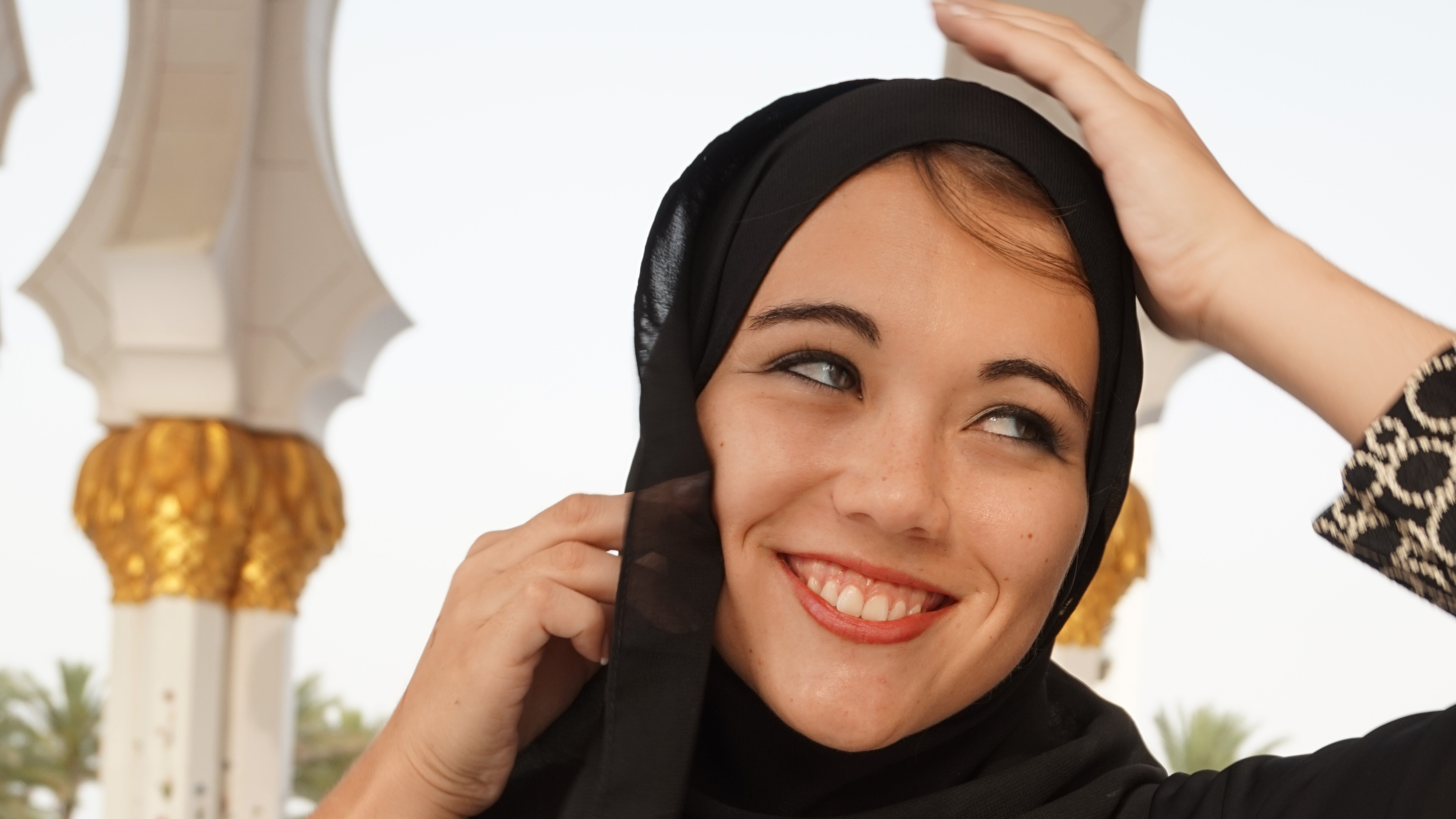 Julianne Sloskey, a Wilder School student and exchange participant in the VCU Partnership with Rabdan Academy, outside the Sheikh Zayed Grand Mosque in Abu Dhabi.